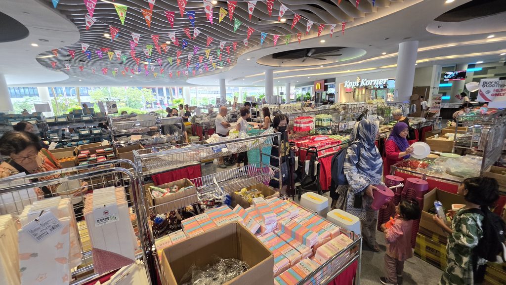 $1 Household Fair Aperia Mall